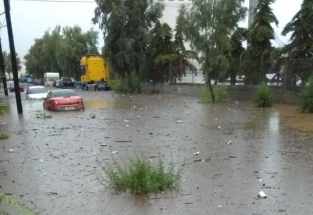 Για 3η μέρα μέσα στα νερά η συνοικία του Παλιού Λιμεναρχείου